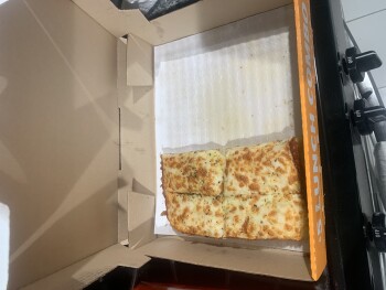 Reseña del consumidor - Seguridad alimentaria Little Caesars Pizza, South Gaffey Street, San Pedro, CA, USA Right now.,  I ate a some garlic chees... foto #1