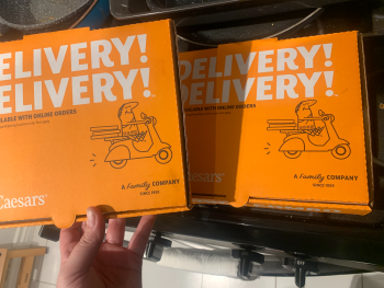 Reseña del consumidor - Seguridad alimentaria Little Caesars Pizza, South Gaffey Street, San Pedro, CA, USA Right now.,  I ate a some garlic chees... foto #2