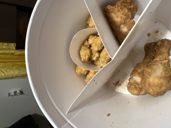 Reseña del consumidor - Seguridad alimentaria KFC, Quarry Street, Cochrane, AB, Canada Yesterday we bought a bucket there. Three of the members ex... foto #1