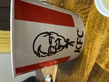 Reseña del consumidor - Seguridad alimentaria KFC, Quarry Street, Cochrane, AB, Canada Yesterday we bought a bucket there. Three of the members ex... foto #2