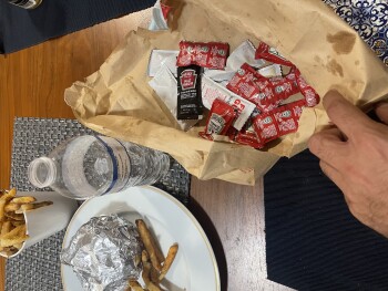 消费者评论 - 食品安全 Burger , Five Guys, Biscayne Boulevard, Miami, FL, USA I was by myself , terrific night 
bayside ch... 照片 #2