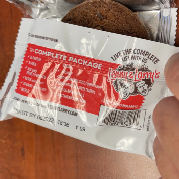 Bericht über die Lebensmittelsicherheit der Verbraucher Lenny & Larry's, Arminta Street, Panorama City, CA, USA Found a live maggot and webbing within a bra... Foto #3