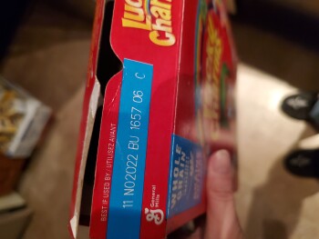 Verbraucherbewertung – Lebensmittelsicherheit Lucky charms, Real Canadian Superstore, Thatcher Drive, Moose Jaw, SK, Canada 10 year old at lucky c... Foto #1