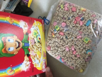消费者评论 - 食品安全 Fred Meyer, Northeast Glisan Street, Portland, OR, USA Lucky Charms cereal We purchased the box Marc... 照片 #3