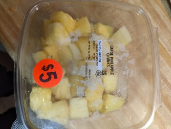 مراجعة المستهلك - سلامة الغذاء Kroger, Buechel Bypass, Louisville, KY, USA precut pineapples I bought the pineapples 4/9/22 I belie... صورة فوتوغرافية #3