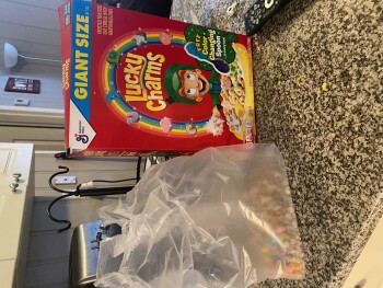 Verbraucherbewertung – Lebensmittelsicherheit Lucky charms, Kroger, Hunt Road, Blue Ash, OH, USA We bought the family size lucky charms, my son an... Foto #2