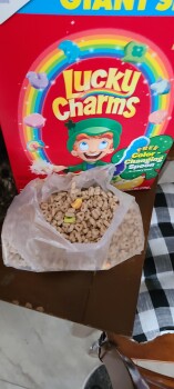 مراجعة المستهلك - سلامة الغذاء Lucky charms, Kroger Bakery, South Hamilton Road, Whitehall, OH, USA I bought 3 boxes of lucky charm... صورة فوتوغرافية #2