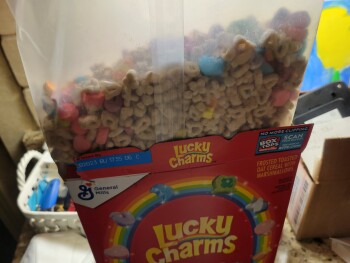 Verbraucherbewertung – Lebensmittelsicherheit Lucky charms, Big Y Food Service, North Main Street, West Hartford, CT, USA Now 4/25/22 1:30am,  My... Foto #1
