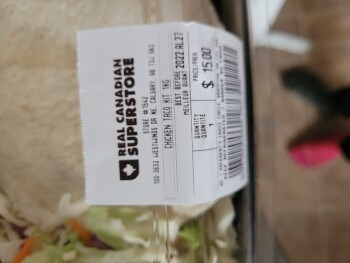 Verbraucherbewertung – Lebensmittelsicherheit Real Canadian Superstore, Westwinds Drive Northeast, Calgary, AB, Canada Possible ready to eat chick... Foto #1