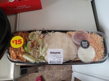 Verbraucherbewertung – Lebensmittelsicherheit Real Canadian Superstore, Westwinds Drive Northeast, Calgary, AB, Canada Possible ready to eat chick... Foto #3