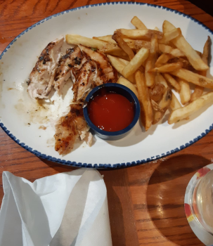 Reseña del consumidor - Seguridad alimentaria Red Lobster, 171 Street Northwest, Edmonton, AB, Canada My husband and my girls had the cheese burge... foto #5