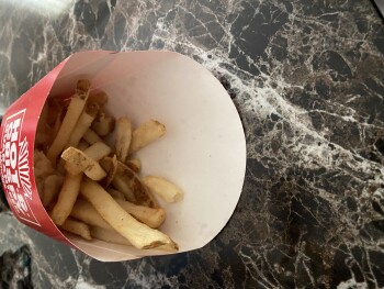 Reseña del consumidor - Seguridad alimentaria Wendy's, Powder Springs Street, Marietta, GA, USA I just purchased 4 frosty’s and two medium fries.... foto #1