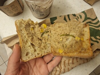 Verbraucherbewertung – Lebensmittelsicherheit Starbucks, Elder Gate, Milton Keynes, UK I eat a tuna panini and cookie frapucino at this location,... Foto #2