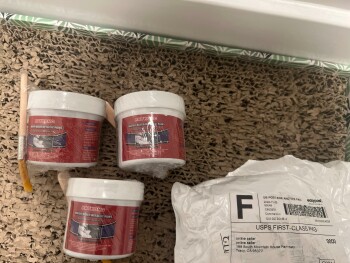 Verbrauchersicherheitsbericht Received package that Didn’t order from online seller Received 3 small can of paint. Didn’t ordered,... Foto #2