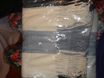 Rapport de sécurité du consommateur I received a package containing a scarf that I did not order I received a scarf from this address an... photo #1