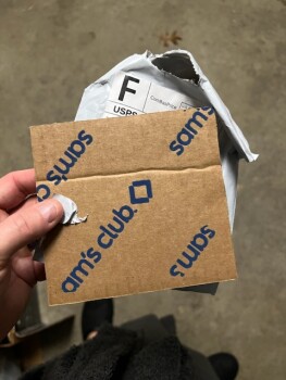 Informe de seguridad del consumidor I received a small piece of cardboard from and unknown sender out of NY. I received a 5” x 5” cut ou... foto #1