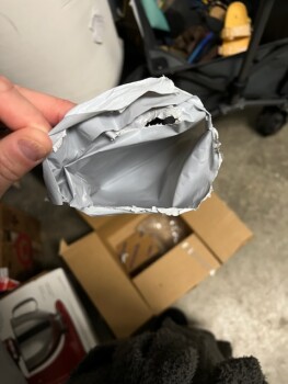 Informe de seguridad del consumidor I received a small piece of cardboard from and unknown sender out of NY. I received a 5” x 5” cut ou... foto #2