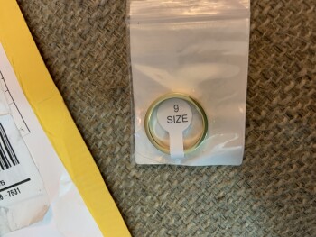 消费者安全报告 Received a package I didn’t order I received a package that I didn’t order, it’s a ring that isn’t e... 照片 #1