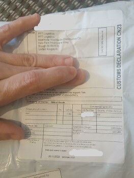 消费者安全报告 A parcel I recieved didn't order Recieved a scarf/shawl from PFT Logistics, sent by a Michael Nick.... 照片 #1