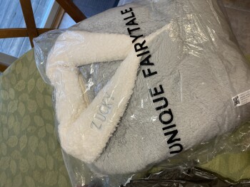 Rapport de sécurité du consommateur Received something I did not order. It that appears to be a bath robe? Never ordered. I’m concerned... photo #1