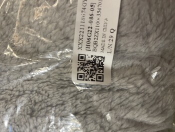 Rapport de sécurité du consommateur Received something I did not order. It that appears to be a bath robe? Never ordered. I’m concerned... photo #2