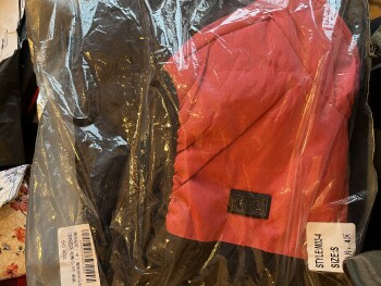 消费者安全报告 Unordered Package from Online seller I received 2 small heated jackets and 1 small heated vest with... 照片 #1
