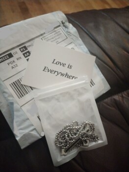 Rapport de sécurité du consommateur Received a unwanted package We received a cross necklace and we didn't order anything. Strange there... photo #2