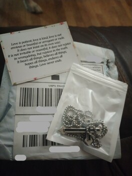 Rapport de sécurité du consommateur Received a unwanted package We received a cross necklace and we didn't order anything. Strange there... photo #3