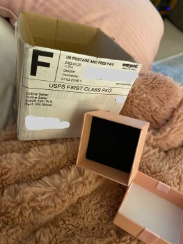 A box came in the mail with an empty ring box inside Foto #1