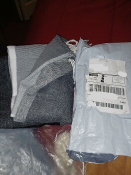 Rapport de sécurité du consommateur Scam Alert I didn't order this Scarf that's says it cost $12.49 and my order was for $30.71 I will l... photo #1