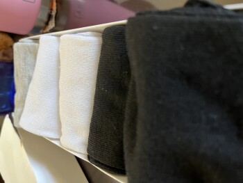 Rapport de sécurité du consommateur Received socks I didn’t order. What is up with package I received and I did not order. Better not se... photo #1