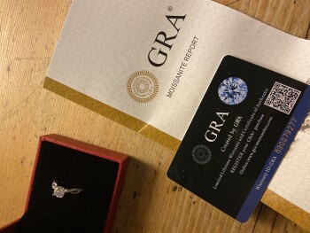 Fake diamond ring in a red box صورة فوتوغرافية #1