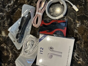 消费者安全报告 Unordered Package I received a package I did not order from this address! Don’t even own a iPhone 12... 照片 #1