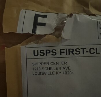 Random empty package صورة فوتوغرافية #1