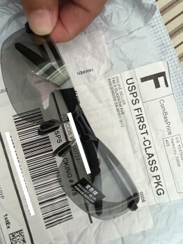 Rapport de sécurité du consommateur Unordered Package Received kind of creepy glasses I didn’t order and I don’t want to be charged $$ f... photo #2