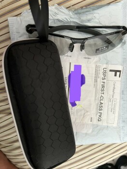 Rapport de sécurité du consommateur Unordered Package Received kind of creepy glasses I didn’t order and I don’t want to be charged $$ f... photo #3