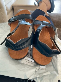 Rapport de sécurité du consommateur Scam Alert On February 8, 2023, I purchased a pair of Sandals from a Vendor on Facebook .
It was li... photo #2