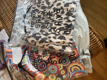 Informe de seguridad del consumidor Scam Alert I ordered two dresses off of Facebook ad. Finally received them and quality is horrible!... foto #1