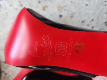 Rapport de sécurité du consommateur Item I didnt order I received a pair of fake shoes that I did not order. Came from online seller 746... photo #1