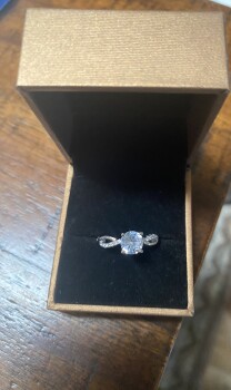 تقرير سلامة المستهلك Unordered Package Received package from Tevin James of a fake diamond ring.
It is from Tevin James... صورة فوتوغرافية #2