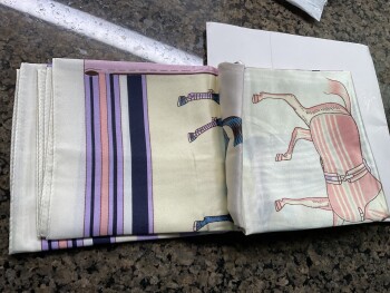 I just received this scarf and I definitely didn’t order it. I hate scarfs. foto #1