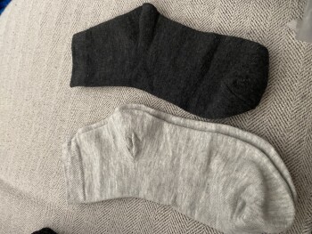 Received 2 pair of socks.dark gray and light gray.did not order these. Foto #1