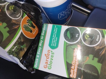 تقرير سلامة المستهلك Received package I did not order I did not order any packages of garden gloves with claws on them an... صورة فوتوغرافية #1