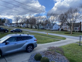 Very very low power line from pole to house foto #1