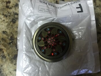 Verbrauchersicherheitsbericht Unordered Package I received a package from Carson, Addison, Illinois with a compact mirror in it.... Foto #2