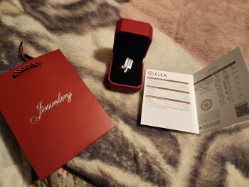 Rapport de sécurité du consommateur A package I didn't order I recieved a ring in the mail I didn't order.  I ordered from adjour and us... photo #1