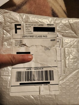 Rapport de sécurité du consommateur A package I didn't order I recieved a ring in the mail I didn't order.  I ordered from adjour and us... photo #2