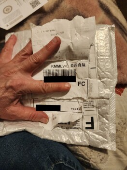 Rapport de sécurité du consommateur A package I didn't order I recieved a ring in the mail I didn't order.  I ordered from adjour and us... photo #3