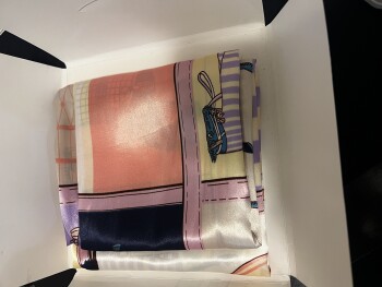 Rapport de sécurité du consommateur I've got unexpected package, It looks like scarf. Today, I received a package from USPS and there wa... photo #2