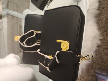 Verbrauchersicherheitsbericht Fraud Alert I received  a package from 21 1 w lake st Addison IL and never ordered anything from the... Foto #2